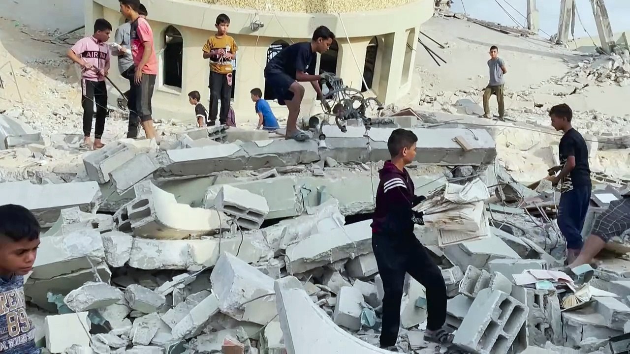 الطيران الإسرائيلي يستهدف مسجد "الحبيب محمد" في خان يونس في جنوب قطاع غزة