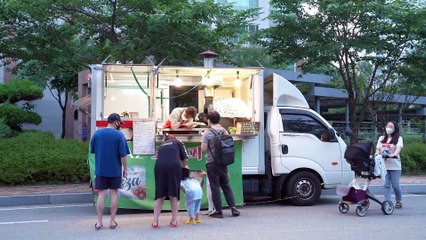 Italian Pizza Baked in a Truck - Korean Street Food