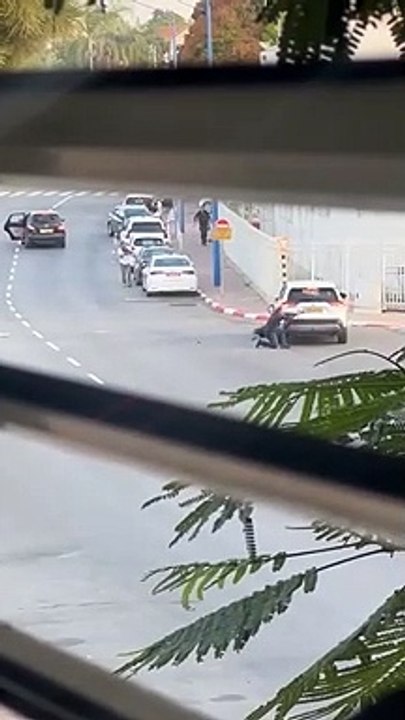 لحظة إصابة قائد شرطة مستوطنة سديروت في بداية الاشتباكات أمام مقر الشرطة أمس
