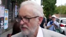 Britanya İşçi Partisi eski lideri Jeremy Corbyn ile bir muhabir arasında 