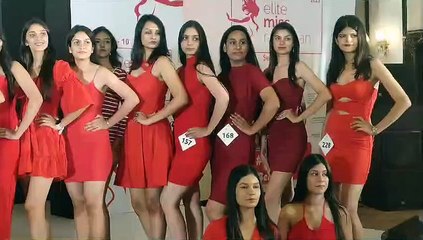 रेड ड्रेस पहनकर 300 से ज्यादा गर्ल्स ने दिए ऑडिशन