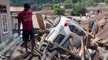 شاهد: بيوت ومراكب مطمورة تحت جبال من الوحل.. انحسار فيضان سيكيم شمال الهند يكشف عن مشاهد مروّعة