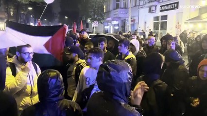 شاهد: الشرطة الألمانية تفرق مظاهرة مؤيدة للفلسطينيين في "شارع العرب" ببرلين