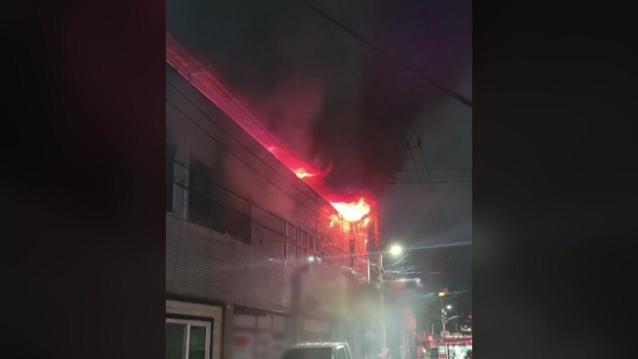 포항 2층 상가 건물에서 불...60대 남성 숨져 / YTN