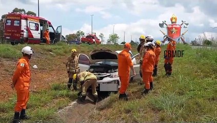 Carro capota às margens da BR-020 neste sábado (8/10)