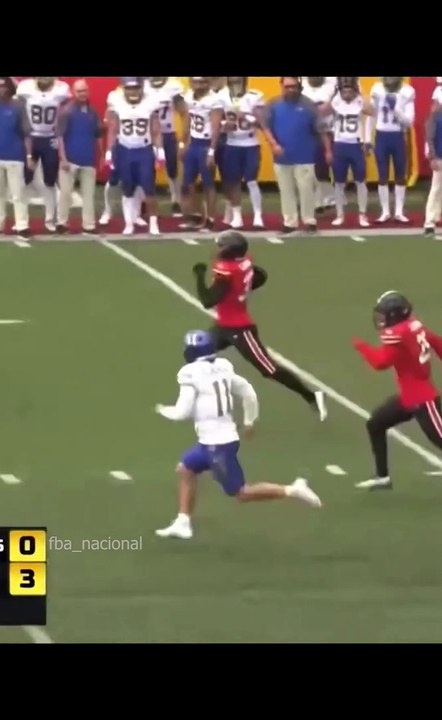 Excelente anticipacion, se queda a 5 yardas de un PickSix, onefa #touchdown #onefa #collegefootball #highlights