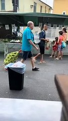 VÍDEO: Feirante faz paródia de música do Bruno Mars para anunciar produtos