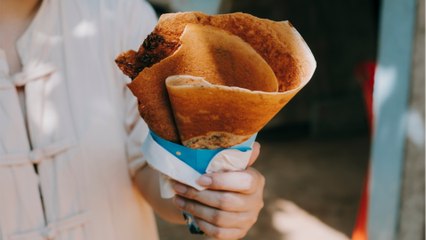 Paris : La pâte à crêpes vendue à la Tour Eiffel à la sauvette est stockée dans les bouches d’égout