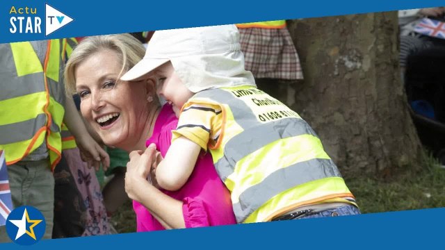 Sophie de Wessex, éblouissante en robe flashy, fait sensation auprès des enfants
