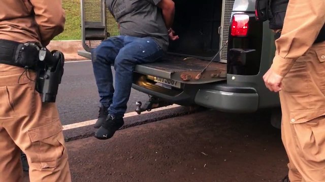 Golf carregado com cigarros contrabandeados é apreendido na PRc-467