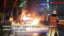 Korsleting Listrik, Mobil Sedan Ludes Terbakar di Palmerah