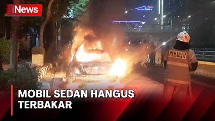 Diduga Korsleting Listrik, Mobil Sedan Hangus Terbakar di Palmerah