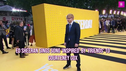 Video herunterladen: Ed Sheeran Sings Song ‘Inspired’ by ‘Friends’ to Courteney Cox in Adorable Video