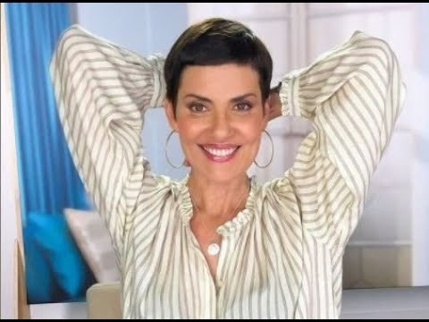 En peignoir dans sa salle de bain, Cristina Cordula se dévoile sans maquillage, au...