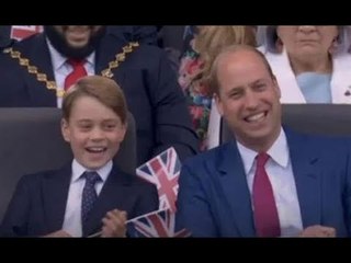 Il principe George in maglia con suo padre William mentre partecipa al primo concerto in assoluto a