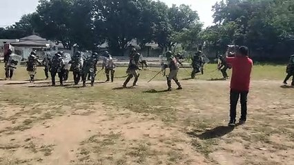 पुलिस अधिकारी व कर्मचारियों ने आपस में लाठियां चलाकर प्रहार और बचाव करने का किया अभ्यास