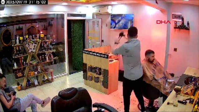 Müşterinin saçını kuruturken, fön makinesi alev aldı