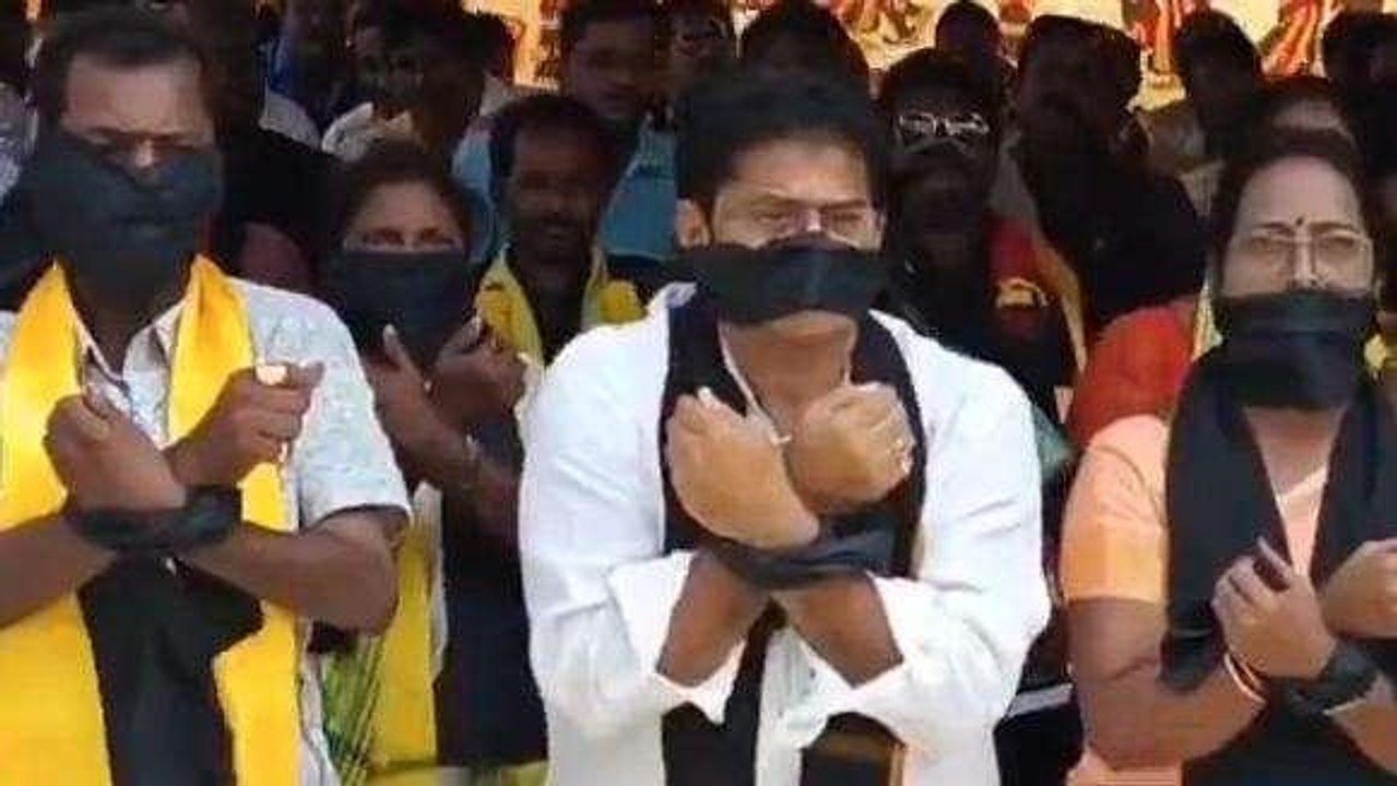 తూర్పు గోదావరి జిల్లా: సంకెళ్లతో టీడీపీ నిరసన