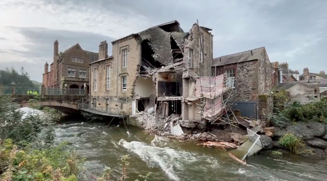 Gerichtsgebäude stürzt in fluss