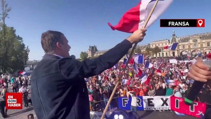 Paris'te Frexit sloganları: AB bayrağını yırttılar