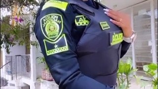 Colombia's beautiful female police officer attracts many admirers