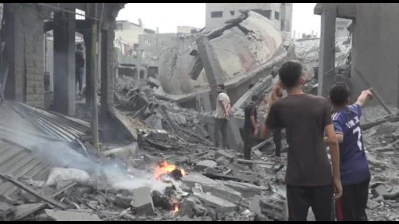 Tra le macerie dei palazzi distrutti a Gaza dall'esercito israeliano