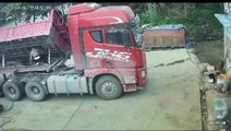 Un routier très chanceux alors qu'il répare son camion
