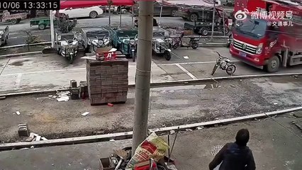 Ce camion n'aurait jamais du prendre cette petite rue