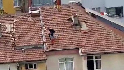 Güvercin Yakalamak İçin Çatıya Çıkan Çocukların Tehlikeli Oyunu Kamerada