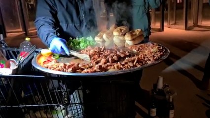 下载视频: Vendeurs de nourriture à la sauvette : près de la tour Eiffel, des denrées stockées dans les égouts