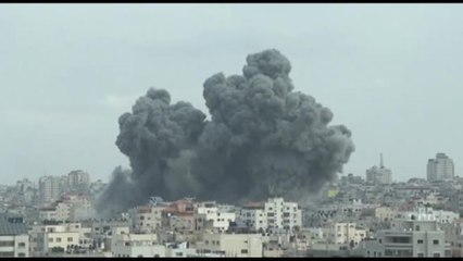 Nuovo raid aereo contro Gaza, la grande colonna di fumo