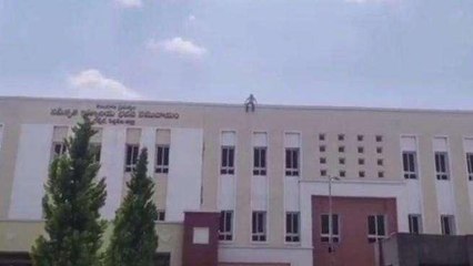 సిద్ధిపేట: ఐఓసీ భవనం పైకెక్కి యువకుడి హల్ చల్