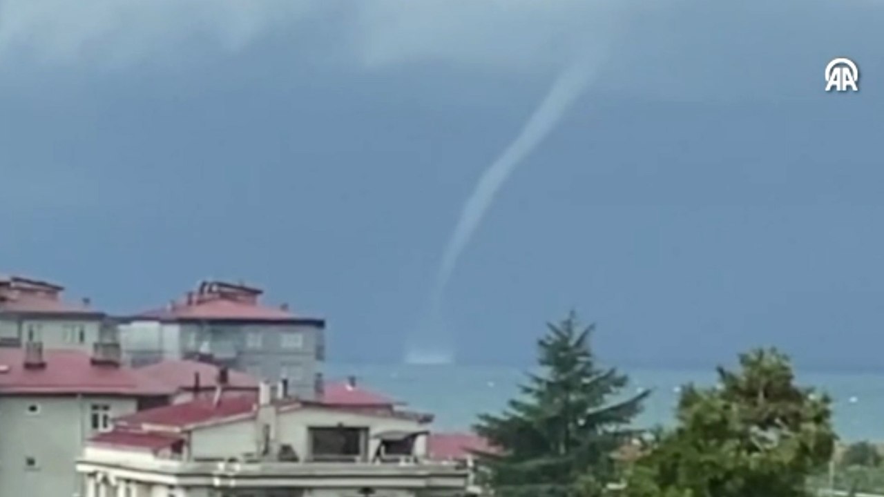 Artvin'de denizde çıkan hortumlar cep telefonuy...