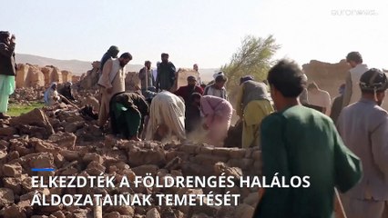 Önkéntesek sátrakat állítanak fel Afganisztánban a földrengés miatt hajléktalanná vált túlélőknek