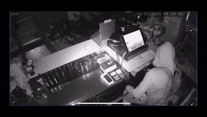 Firenze, furto al bar Arcobaleno: il ladro in azione