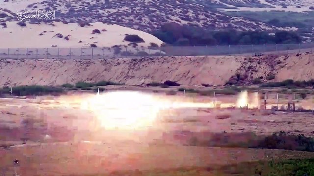 مشاهد من اقتحام مجاهدي كتائب القسام لمواقع العدو العسكرية شمال القطاع وتدمير عدد من الآليات وأنظمة المراقبة ضمن معركة