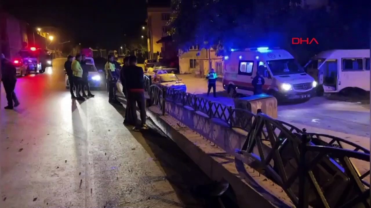 La voiture conduite par un conducteur sans permis et ivre a percuté un minibus