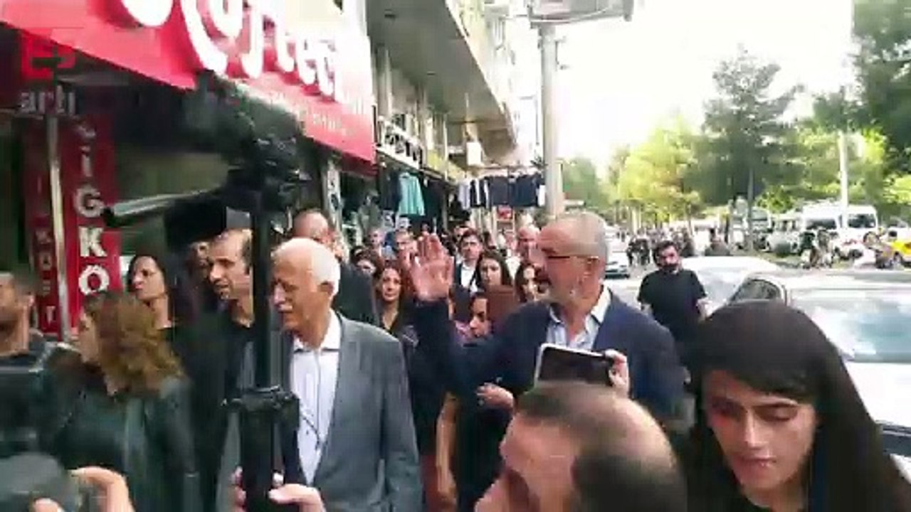 Koşuyolu Parkı'ndan ayrılan Yeşil Sol Parti milletvekilleri ve halk, Yeşil Sol Parti binasına yürüyor