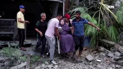 فلسطينيون يتفقدون آثار تدمير القصف الإسرائيلي