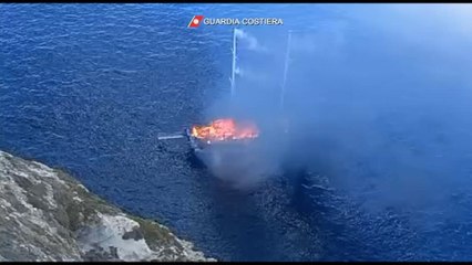 Download Video: Veliero in fiamme a Lampedusa, l'intervento della Guardia Costiera