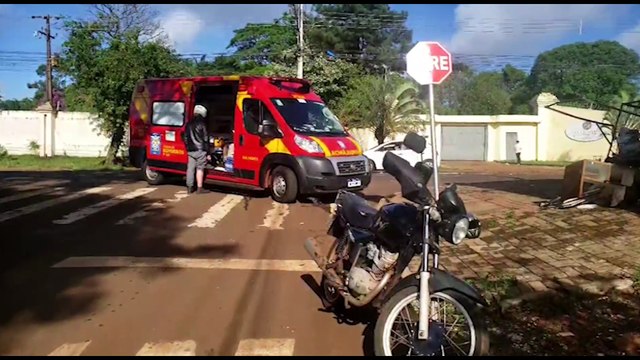 Mulher fica ferida após colisão entre carro e moto na Avenida Piquiri, em Cascavel