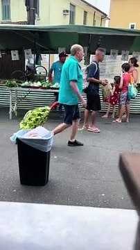 Feirante viraliza ao fazer paródia hilária de Bruno Mars para vender alface e couve-flor