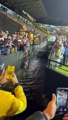 VÍDEO: Torcedor do Vitória pula em fosso de estádio para pegar jaqueta, e torcida vibra com retorno