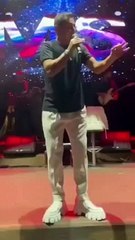 Mustafa Sandal, qui a suivi la mode des baskets à talons hauts, est devenu la risée