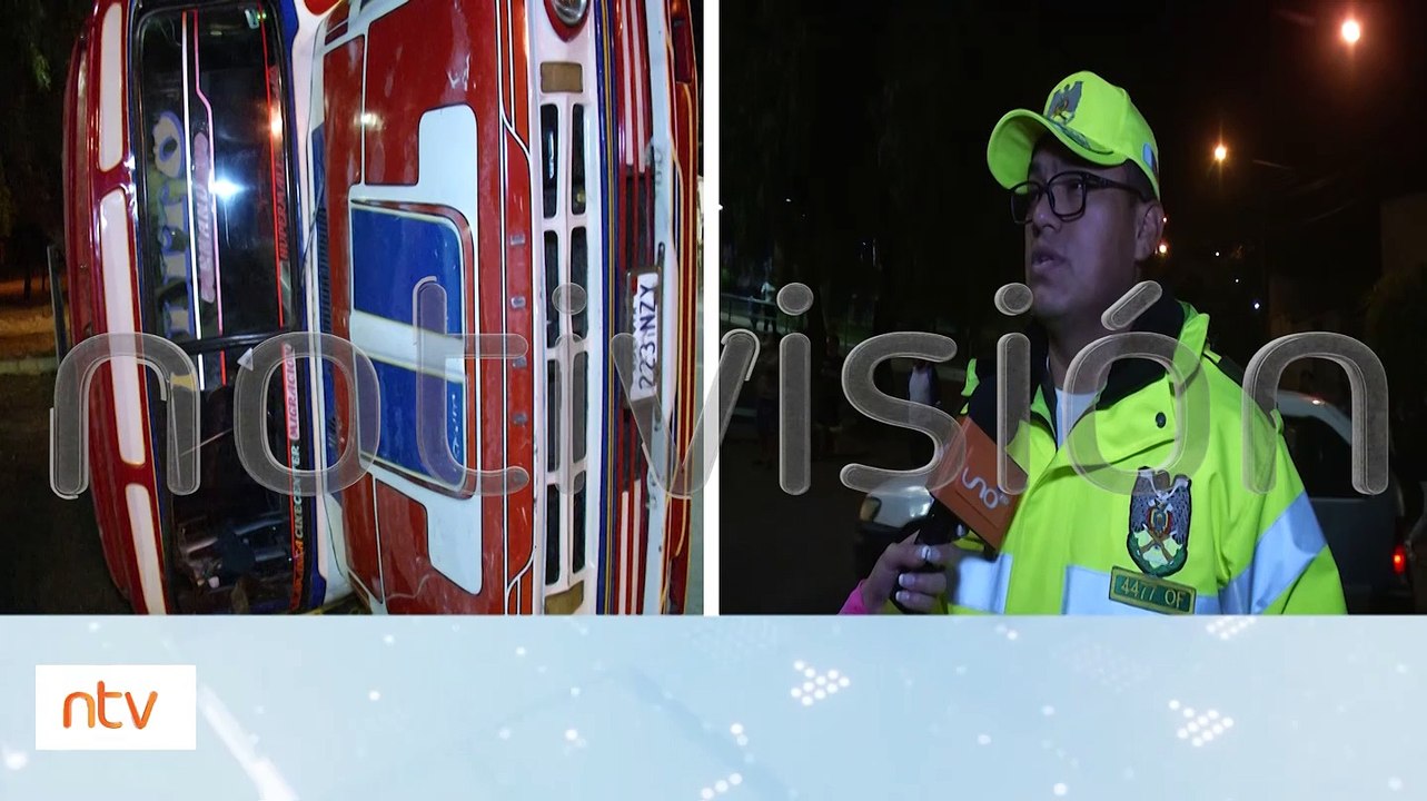 "Perdió las llantas traseras": Microbús volcó al esquivar un alcantarillado mal tapado