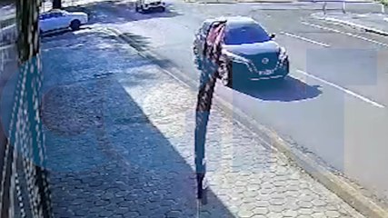Câmera registra colisão entre carro e veículo elétrico na Rua Paraná