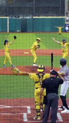 3 lanceurs piègent le batteur lors d'un match de baseball