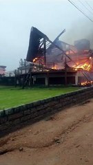 Casa de praia em SC pega fogo e fica completamente destruída
