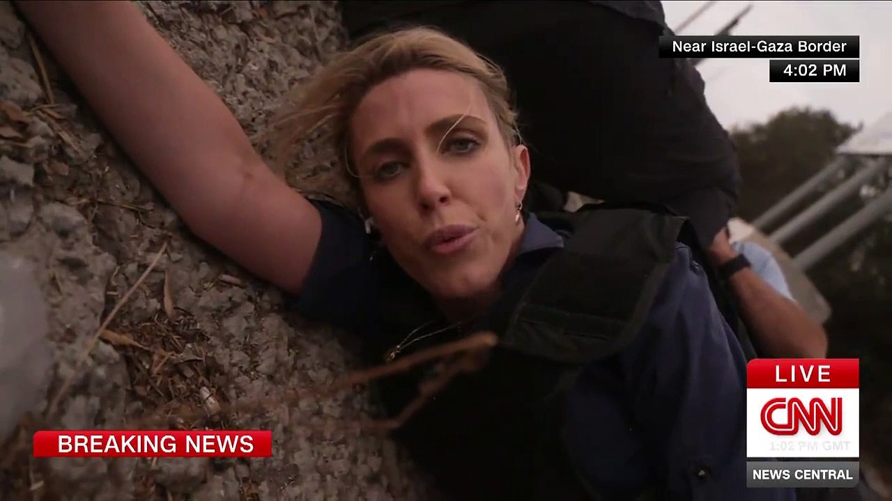Attaque du Hamas: Regarez la journaliste de CNN qui vient de faire son direct allongée sur la route à la frontière entre Israël et Gaza alors que des roquettes ont explosé quelques minutes plus tôt