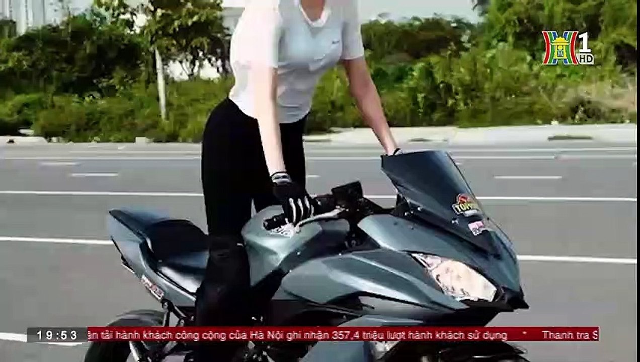 NÓNG: Ngọc Trinh "làm xiếc" trên đường, bị phạt vì vi phạm Luật Giao thông